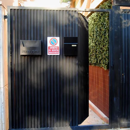 Appio Claudio Con Corte Esclusiva I Metro A *